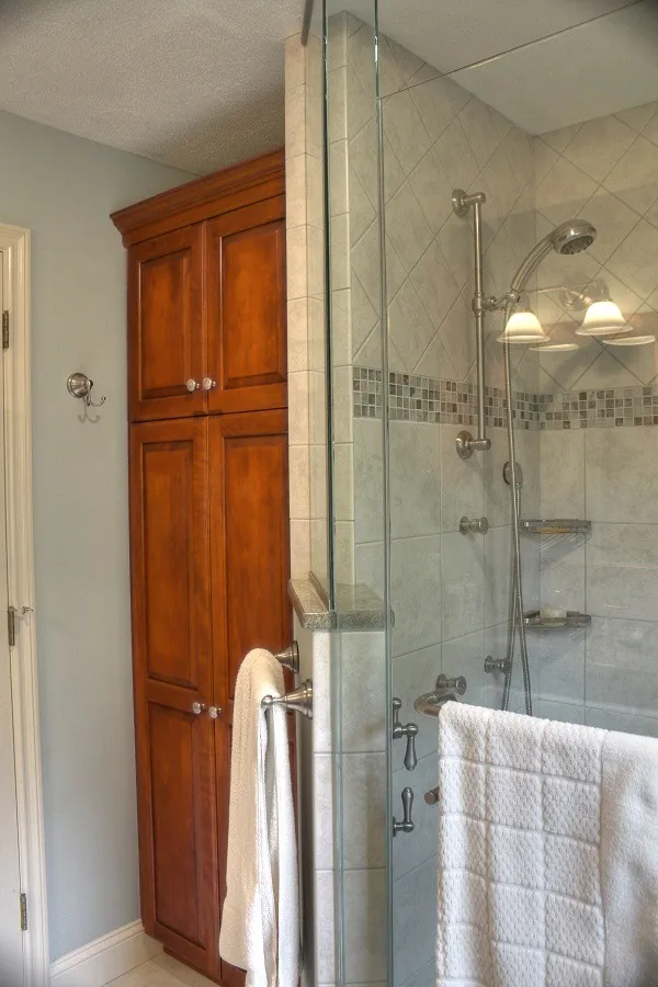 imgi_137_Small-Bathroom-Pantry_result