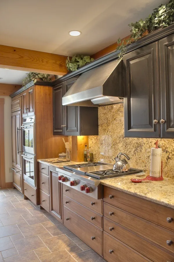 imgi_280_Lyndeborough-NH-Two-Toned-Kitchen_result