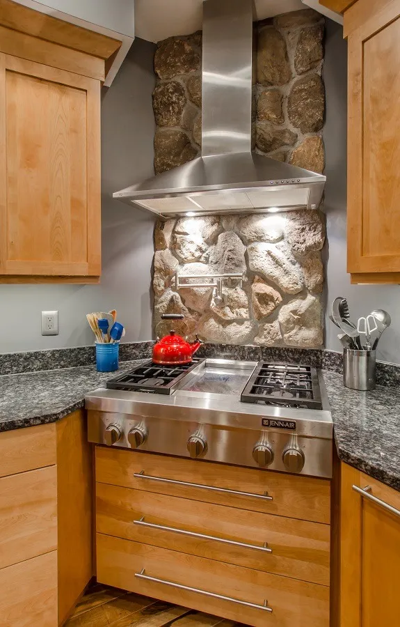 imgi_389_Custom-Stone-Backsplash-Billerica-MA_result